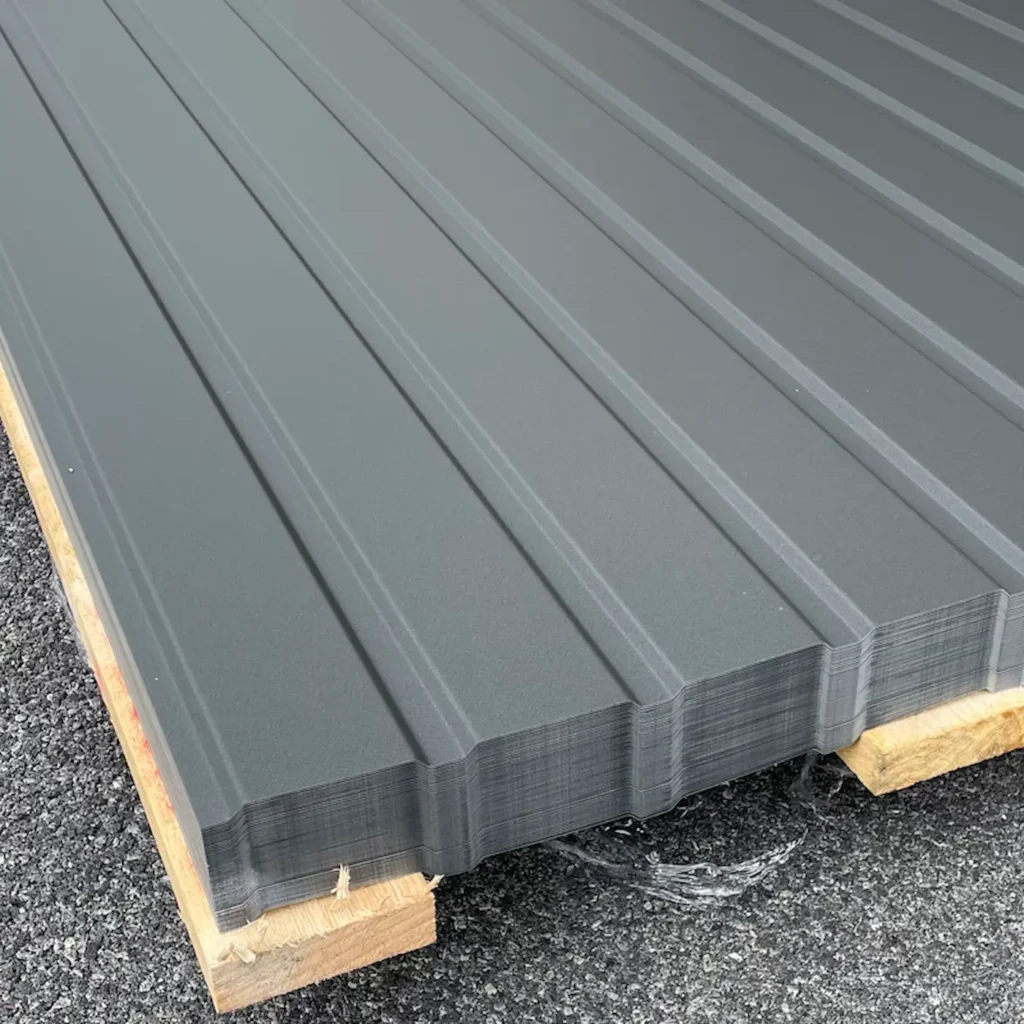 Tôle de bardage acier gris ardoise RAL 7024 pour façade et bâtiment