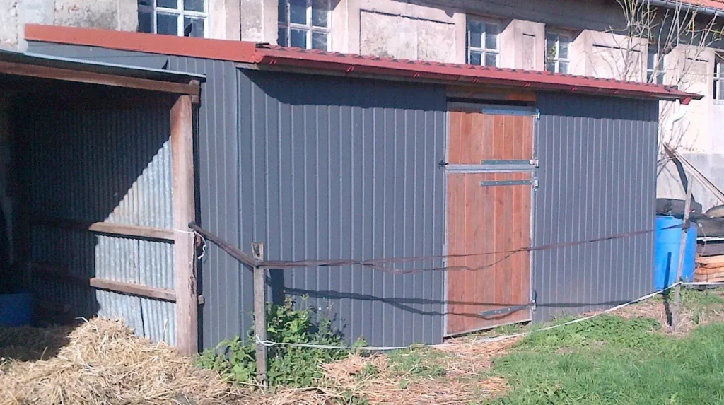 Bâtiment agricole en tôle de bardage gris ardoise RAL 7024 – bardage métallique pour garage et hangar extérieur