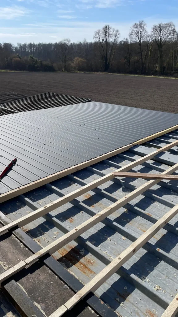 Installation d’une couverture en tôle acier gris ardoise RAL 7024 avec liteaux bois