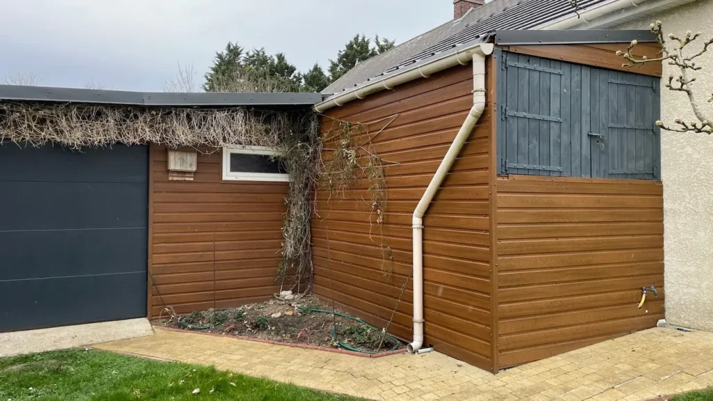 Garage en bardage bac acier imitation bois sans entretien
