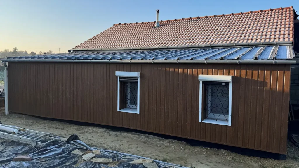 Maison habillée en tôle de bardage imitation bois – bardage métallique effet bois pour façade extérieure moderne et durable