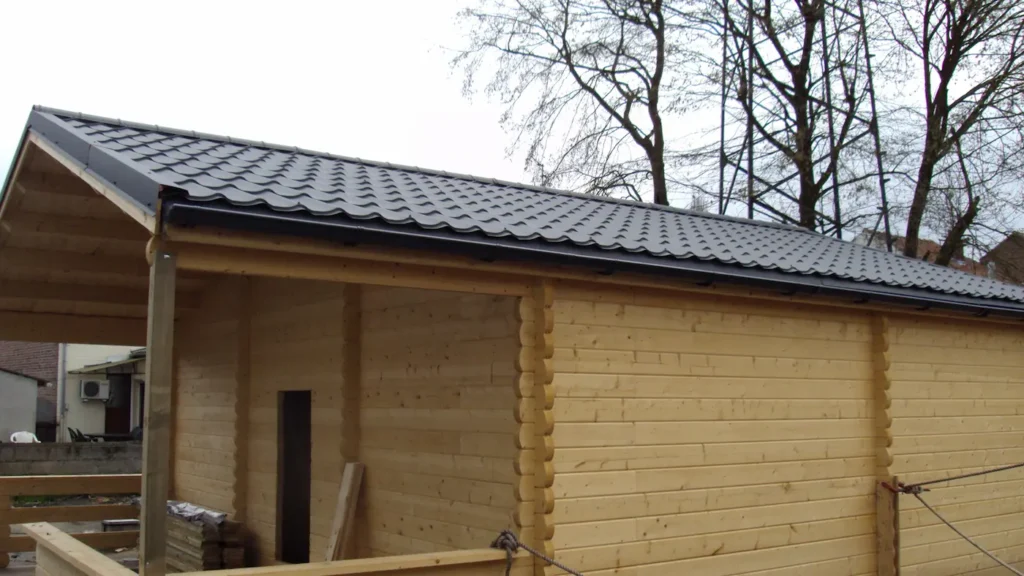 Abri en bois équipé d’une toiture en bac acier imitation tuile gris ardoise RAL 7024