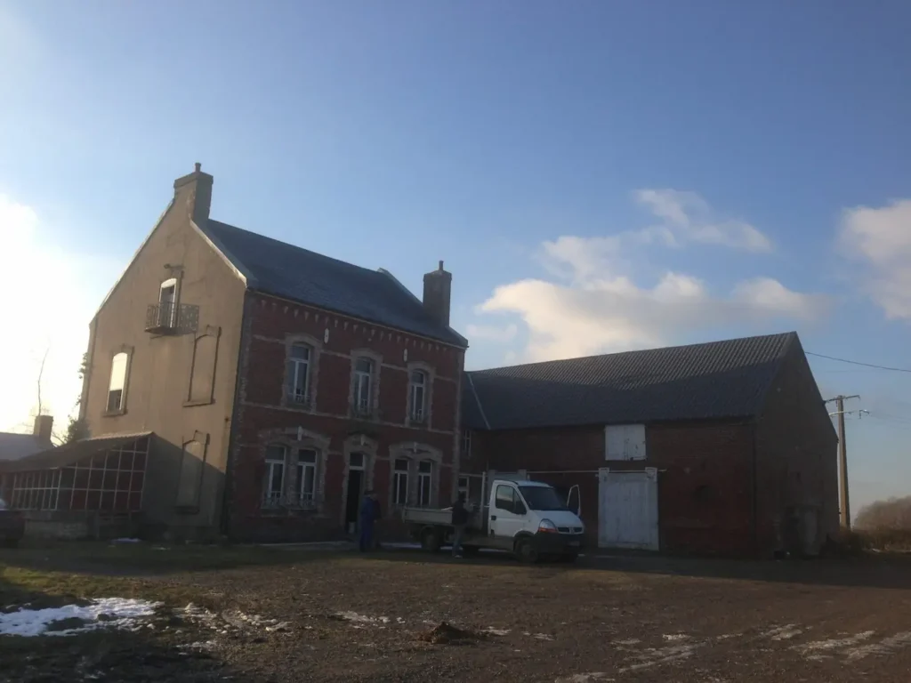 Corps de ferme avec toiture en tôle imitation tuile gris ardoise RAL 7024 – bac acier effet tuile pour bâtiment agricole