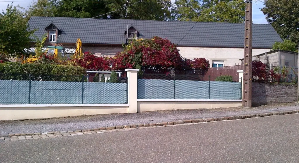 Toiture de maison en tôle imitation tuile gris ardoise RAL 7024 – bac acier effet tuile pour couverture résidentielle durable