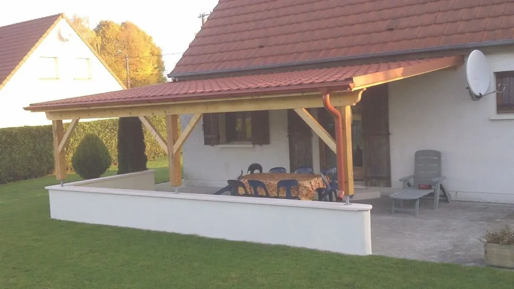 Pergola en bois avec toiture en tôle imitation tuile rouge tuile RAL 8004 – couverture métallique effet tuile pour terrasse extérieure